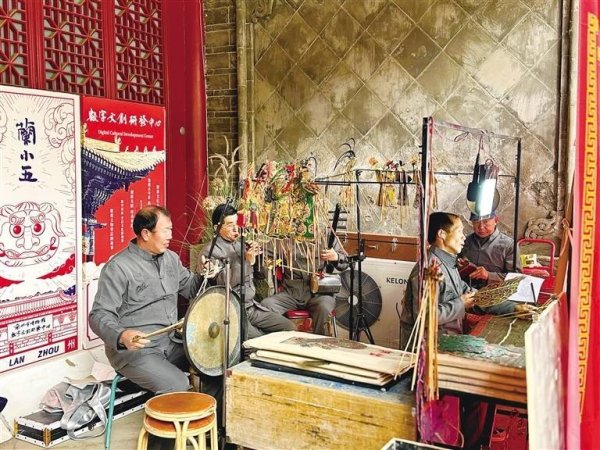 证配所 铜奔马前客流涌 皮影戏里笑声扬 15万观众走进在兰各大博物馆