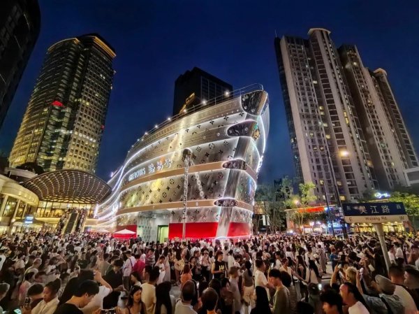 毅鸣天汇 太火爆！LV“巨轮”成新地标，市民疯狂涌入，餐厅7月下旬已被订满！星巴克限流，奶茶店爆单超130杯